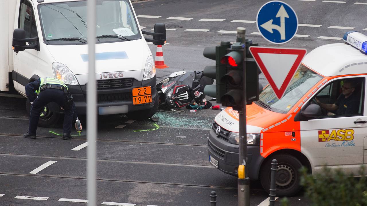 Ein Roller liegt am 21. Oktober 2016 nach einem Unfall auf einer Kreuzung in Köln Lindenthal (Nordrhein-Westfalen).