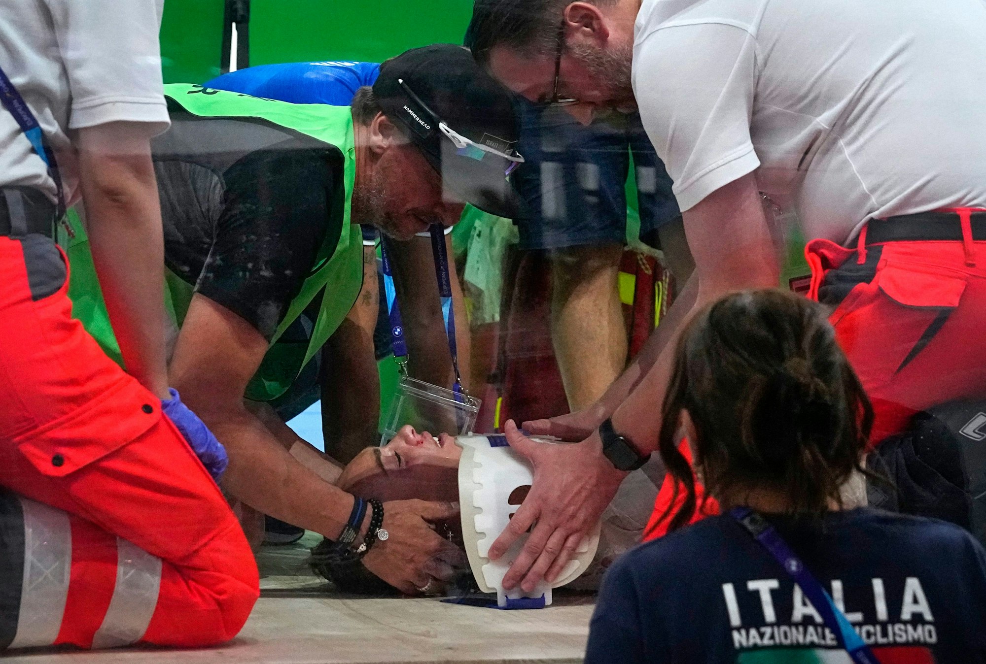 Letizia Paternoster muss eine Halskrause angelegt werden.