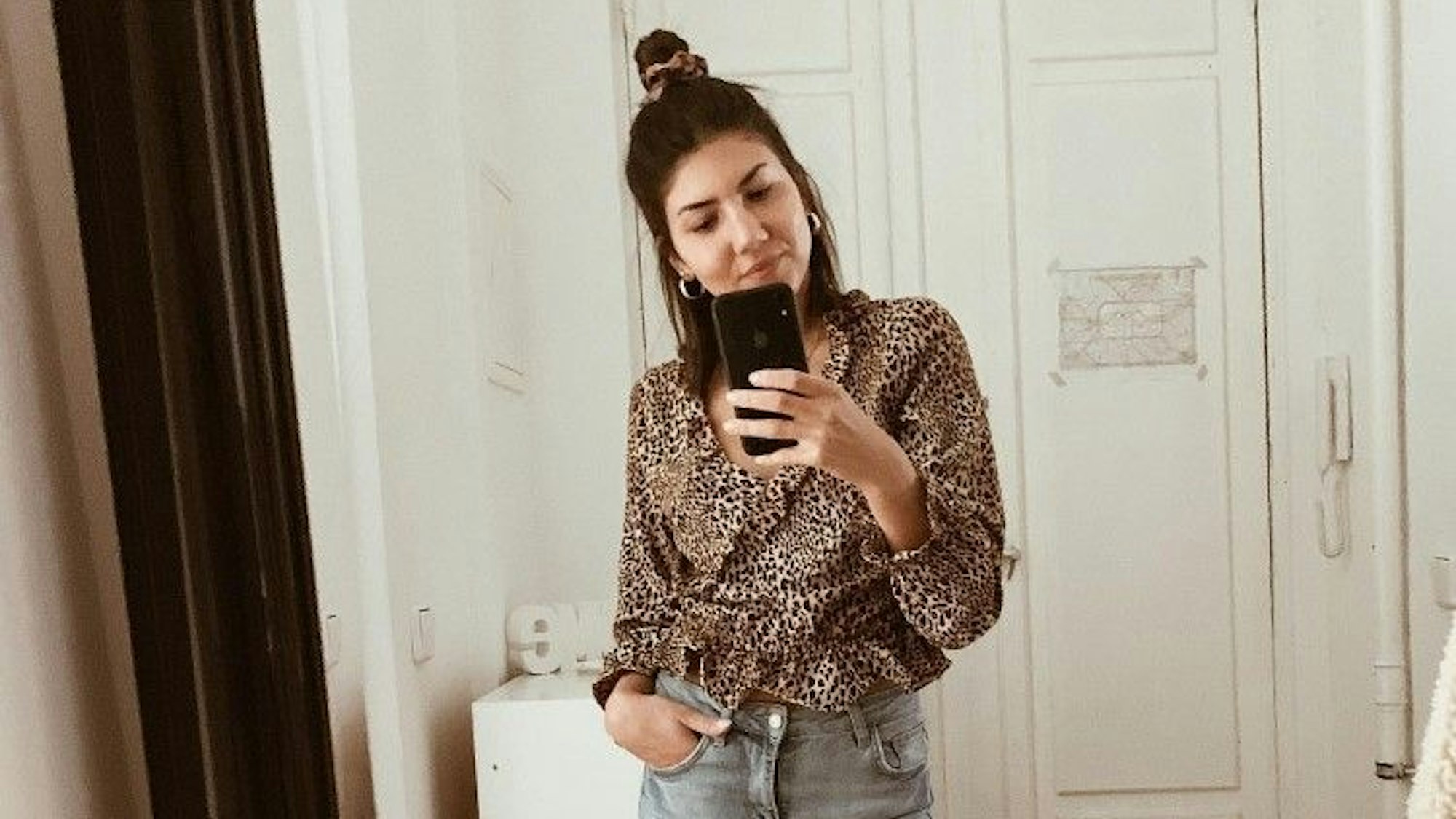 Amira Tröger, hier auf einem Instagram-Selfie vom September 2019, ist ein wahres Promi-Lexikon.