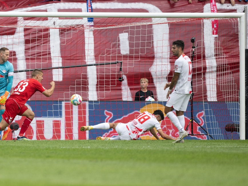 Florian Dietz (M.) erzielte beim 2:2 in Leipzig (13. August 2022) sein erstes Bundesliga-Tor für den 1. FC Köln.