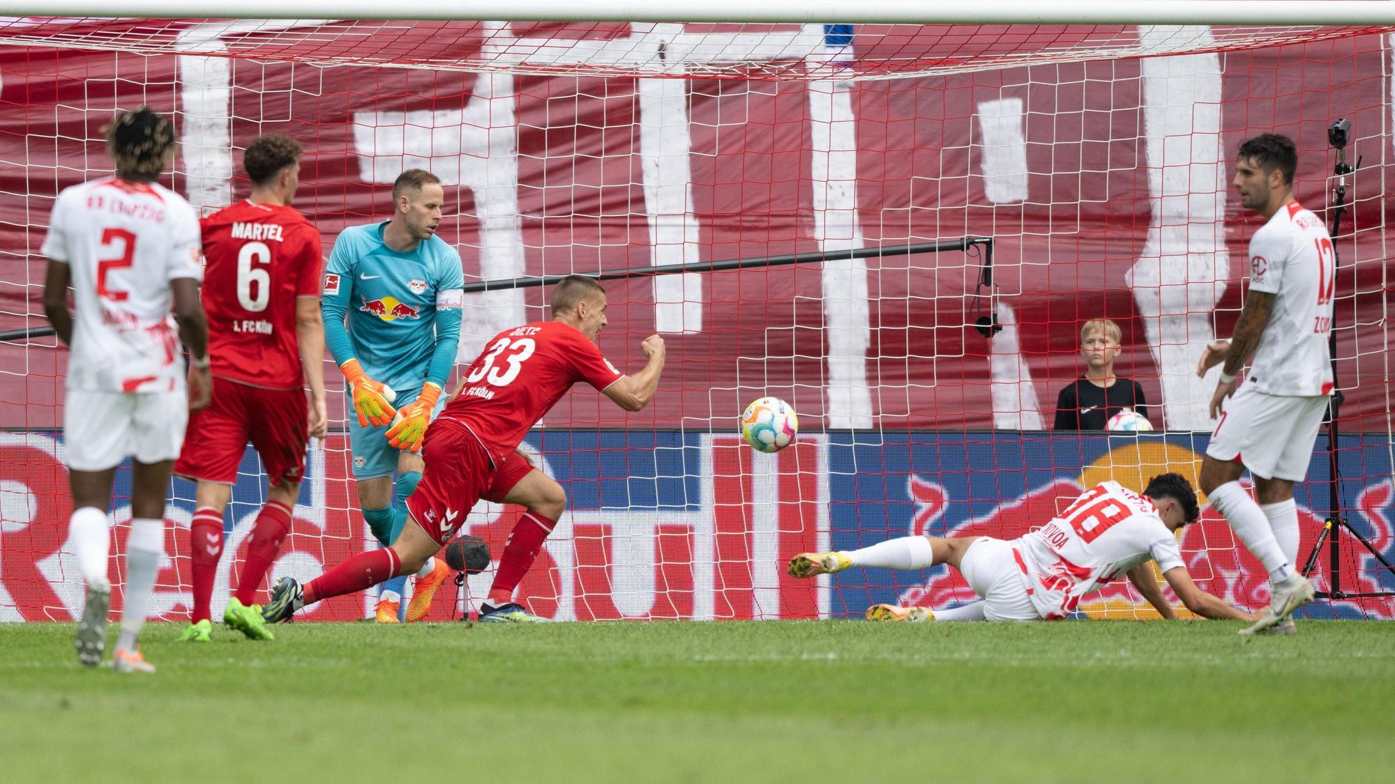 Florian Dietz (M.) erzielte beim 2:2 in Leipzig (13. August 2022) sein erstes Bundesliga-Tor für den 1. FC Köln.