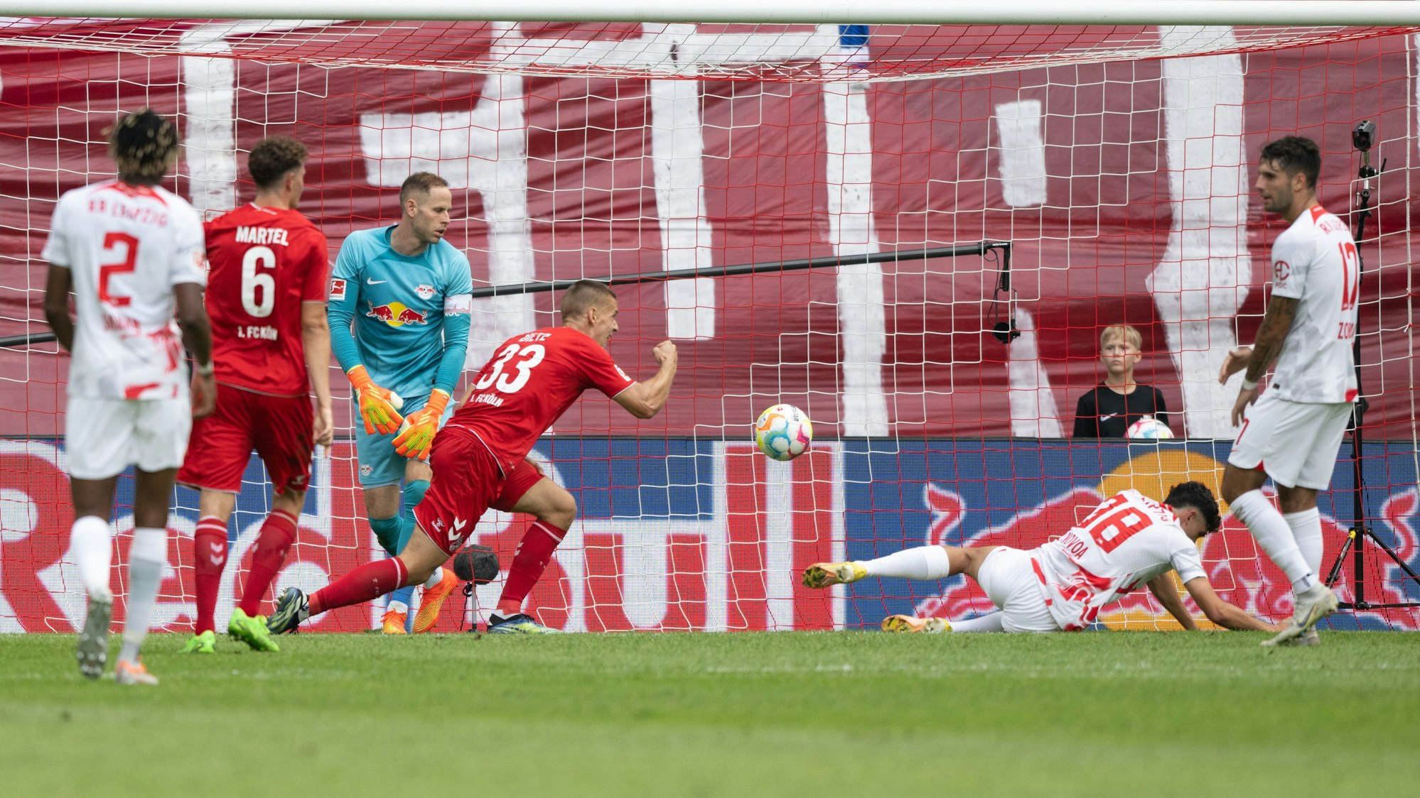 Florian Dietz (M.) erzielte beim 2:2 in Leipzig (13. August 2022) sein erstes Bundesliga-Tor für den 1. FC Köln.