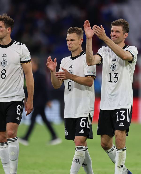 Leon Goretzka, Joshua Kimmich, Thomas Müller und Torwart Manuel Neuer (l-r) bedanken sich bei den Deutschland-Fans.