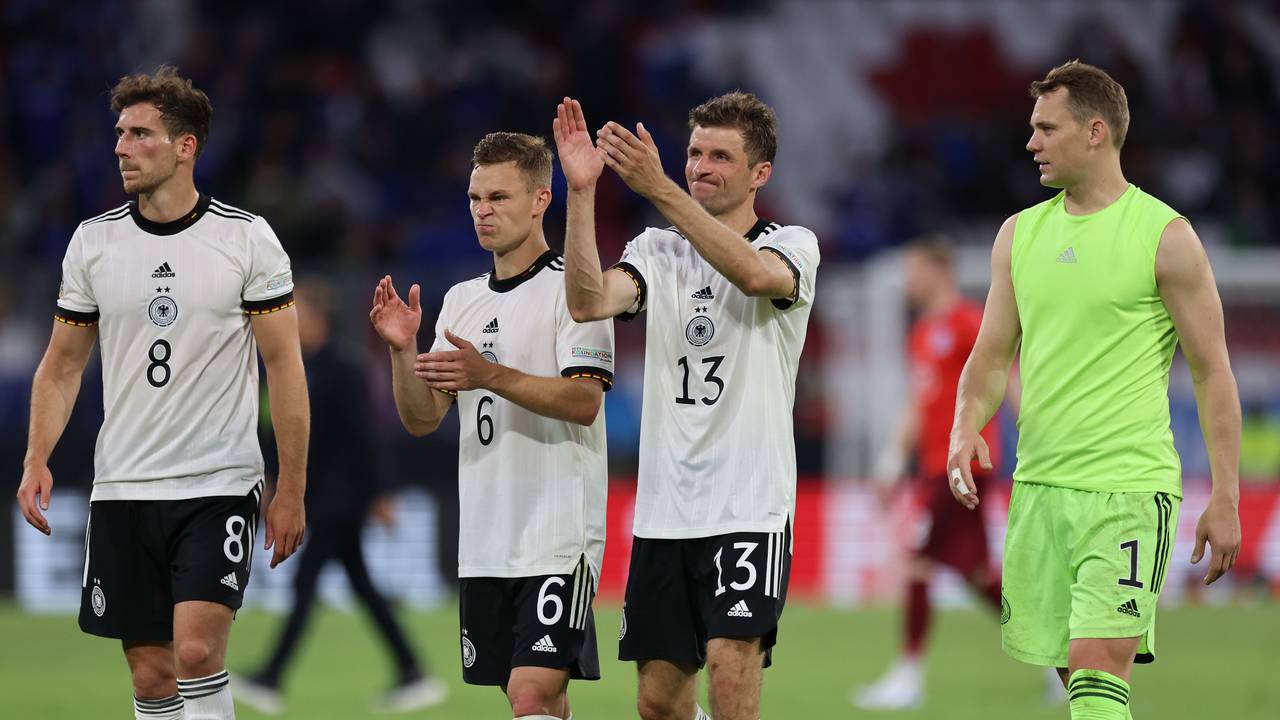 Leon Goretzka, Joshua Kimmich, Thomas Müller und Torwart Manuel Neuer (l-r) bedanken sich bei den Deutschland-Fans.