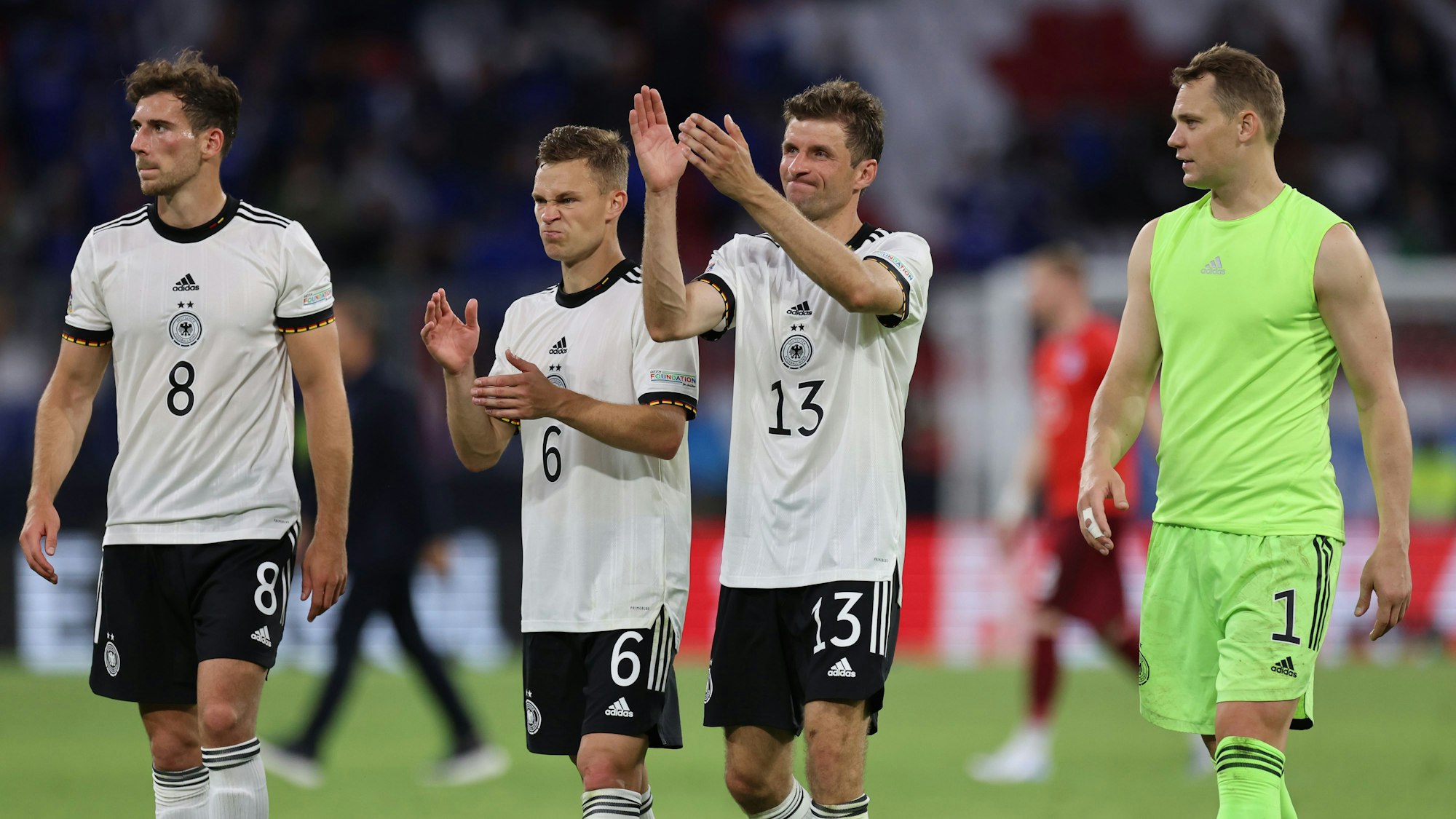 Leon Goretzka, Joshua Kimmich, Thomas Müller und Torwart Manuel Neuer (l-r) bedanken sich bei den Deutschland-Fans.