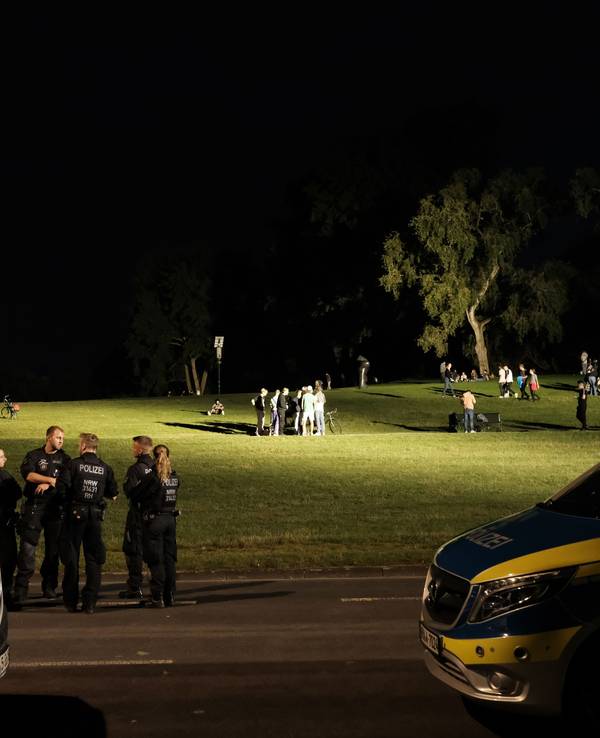 Polizei und Ordnungsamt zeigen Präsenz am Aachener Weiher.
