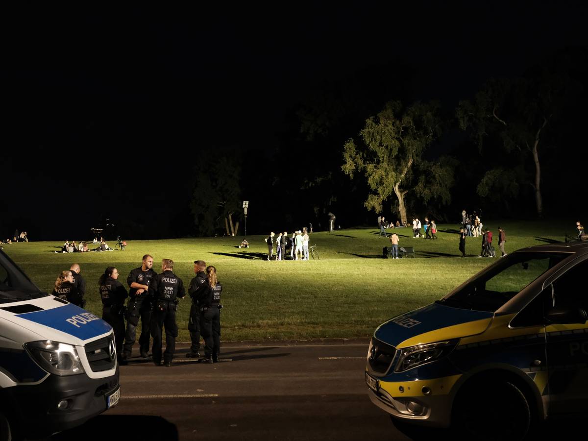 Polizei und Ordnungsamt zeigen Präsenz am Aachener Weiher.