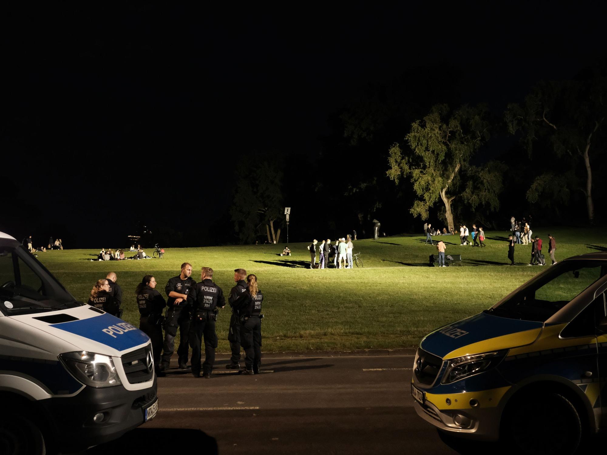 Polizei und Ordnungsamt zeigen Präsenz am Aachener Weiher.