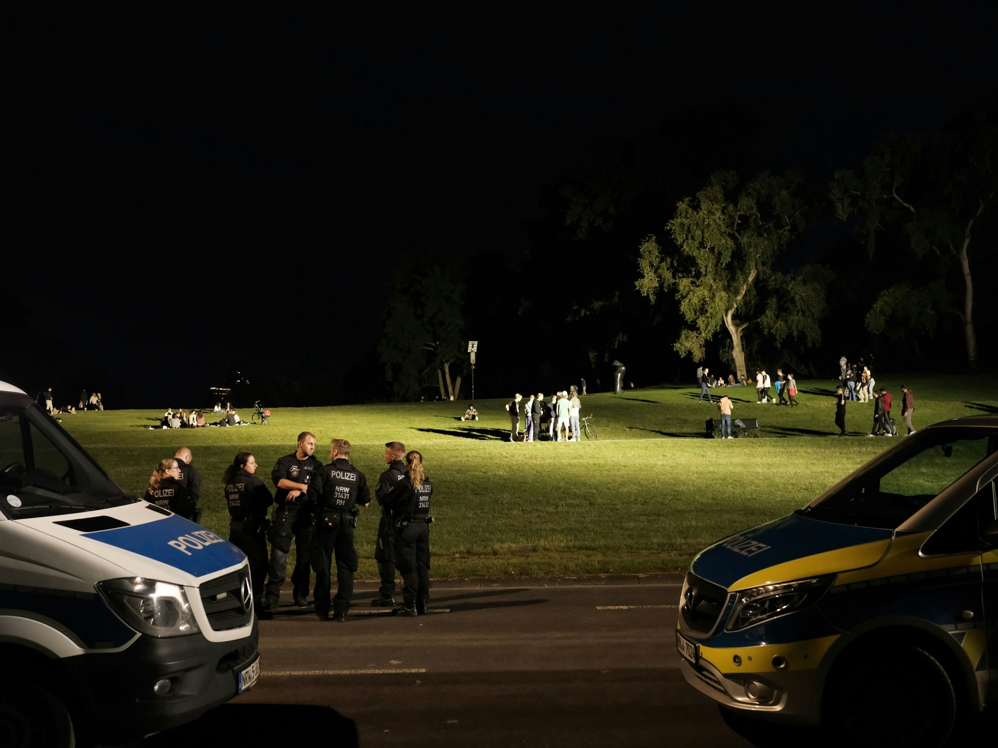 Polizei und Ordnungsamt zeigen Präsenz am Aachener Weiher.