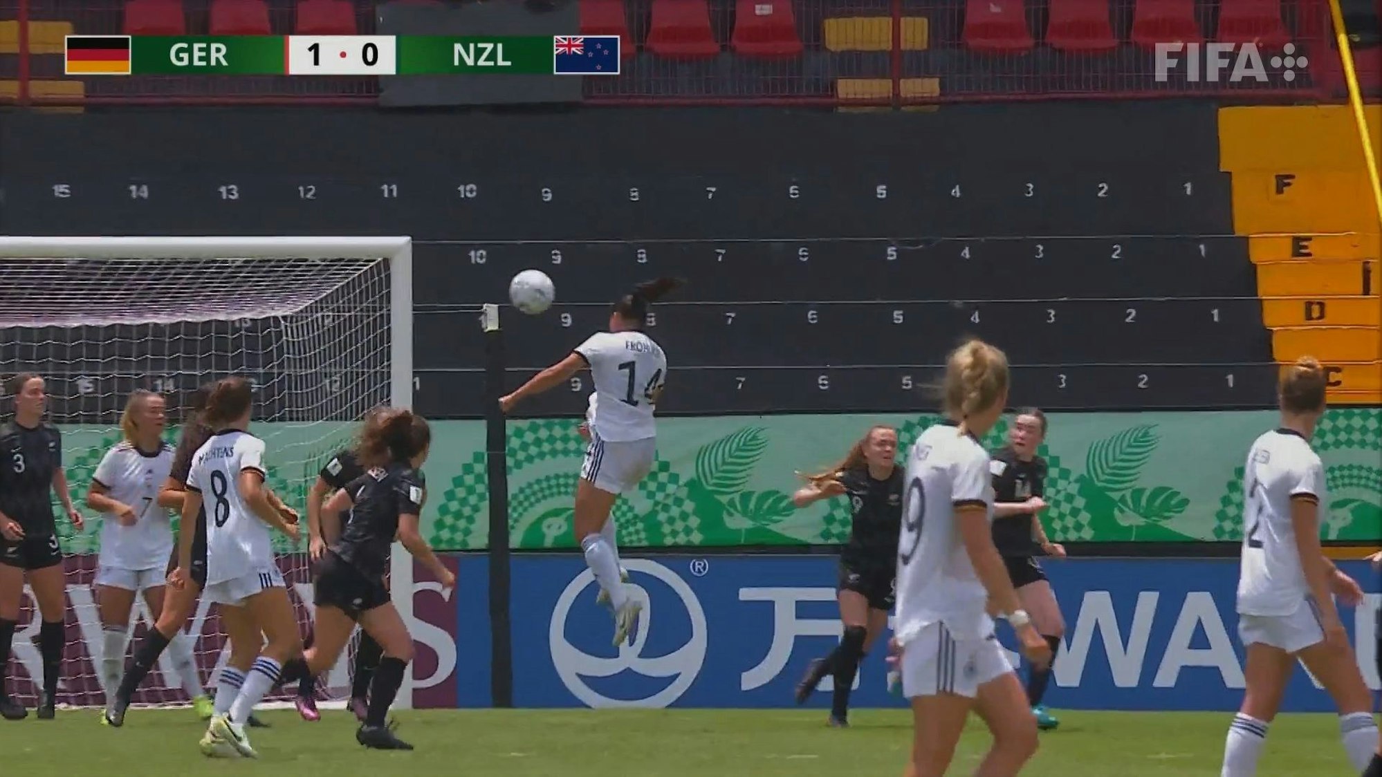Clara Fröhlich trifft per Kopf zum 1:0 für Deutschland bei der U20-WM gegen Neuseeland.