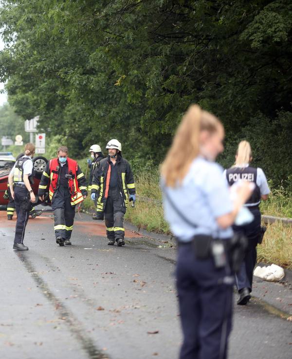 Polizeieinsatzkräfte sowie die Feuerwehr sind an einer Unfallstelle in Köln-Niehl am 20. Mai 2022.