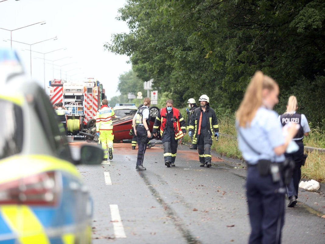 Polizeieinsatzkräfte sowie die Feuerwehr sind an einer Unfallstelle in Köln-Niehl am 20. Mai 2022.