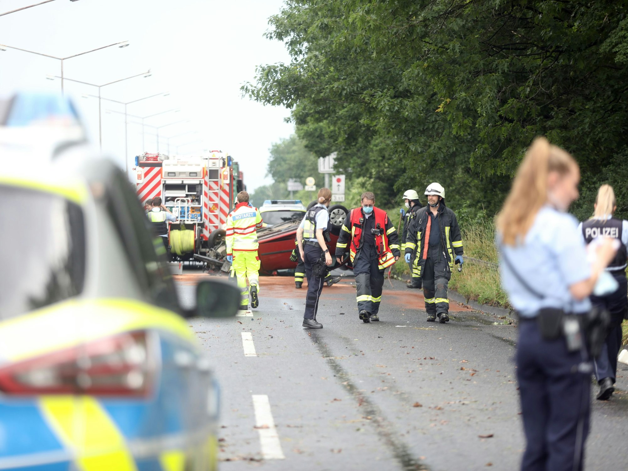 Polizeieinsatzkräfte sowie die Feuerwehr sind an einer Unfallstelle in Köln-Niehl am 20. Mai 2022.