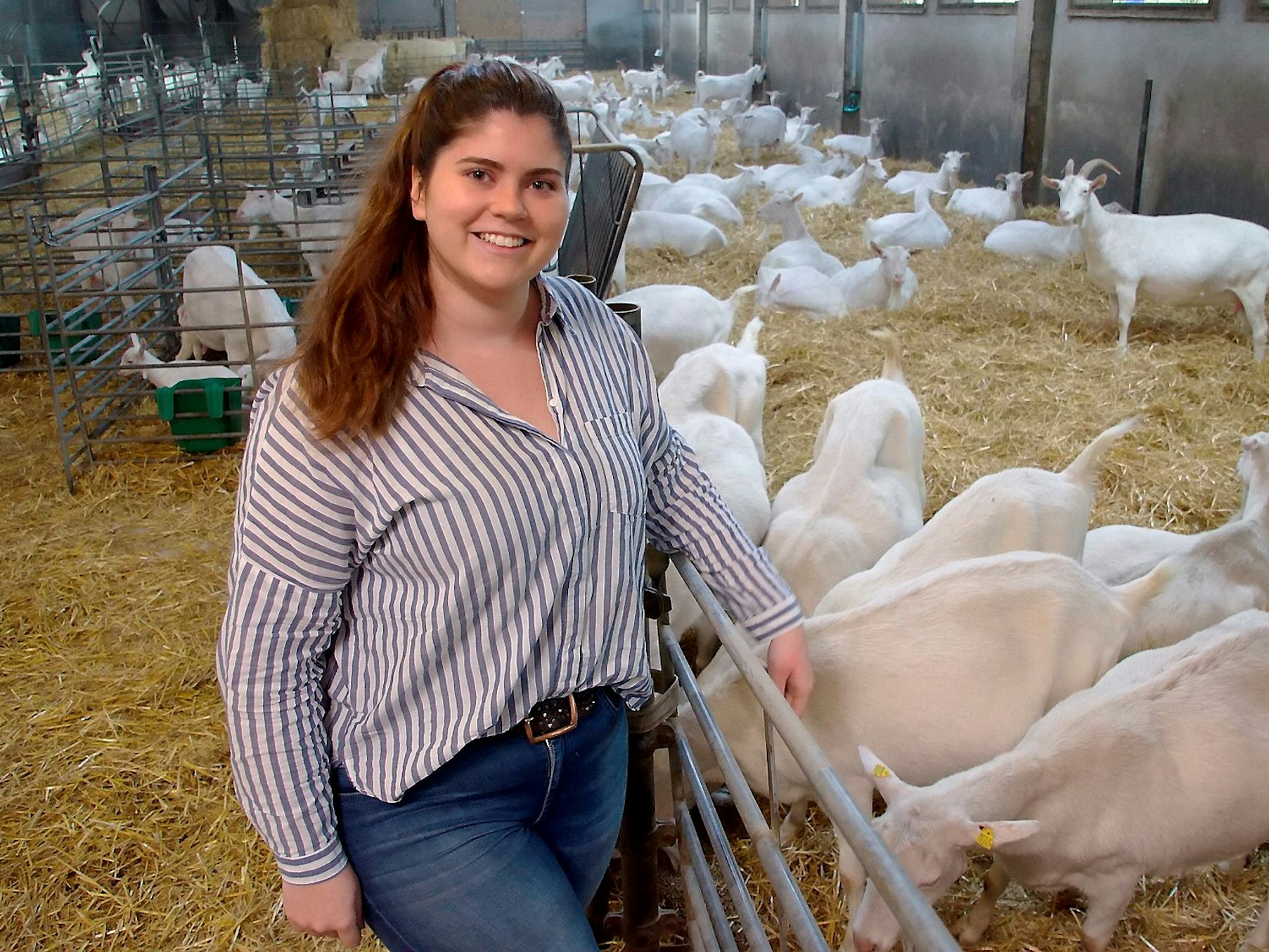 Kim Bieger vom Krewelshof Lohmar steht im Ziegenstall.