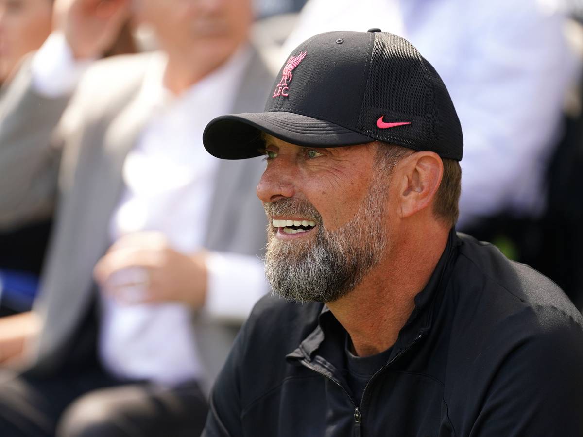 Jürgen Klopp sitzt bei einem Spiel des FC Liverpool am Spielfeldrand