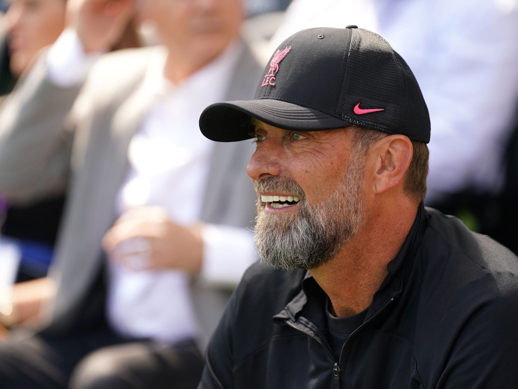 Jürgen Klopp sitzt bei einem Spiel des FC Liverpool am Spielfeldrand