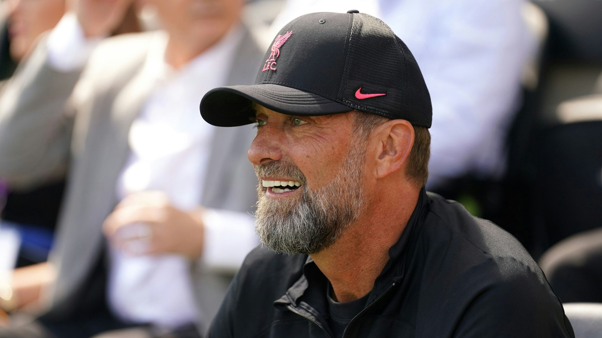 Jürgen Klopp sitzt bei einem Spiel des FC Liverpool am Spielfeldrand