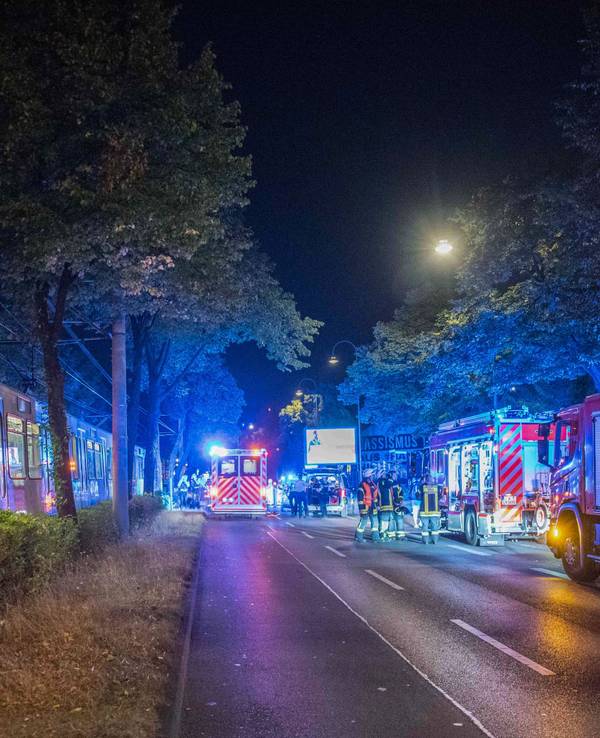 Feuerwehr und Einsatzkräfte stehen neben einer Straßenbahn..