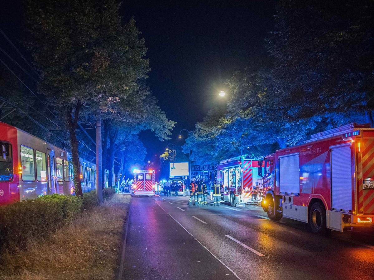 Köln: Feuerwehr und Einsatzkräfte stehen neben einer Straßenbahn, die einen Passanten mitgeschleift hat. Der 55-Jährige blieb ersten Erkenntnissen zufolge mit seinem Rucksack an der Bahn hängen und wurde dann einige Meter mitgezogen.