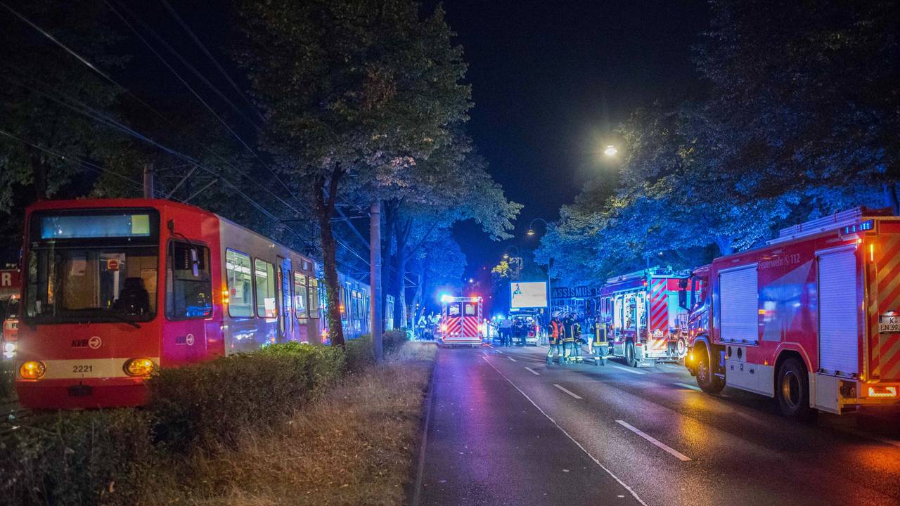Feuerwehr und Einsatzkräfte stehen neben einer Straßenbahn..