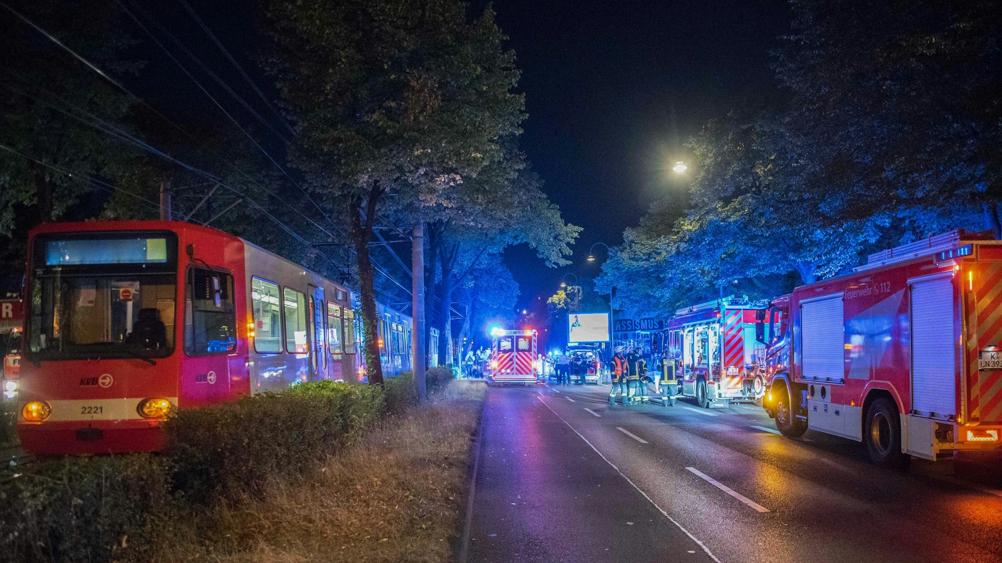 Köln: Feuerwehr und Einsatzkräfte stehen neben einer Straßenbahn, die einen Passanten mitgeschleift hat. Der 55-Jährige blieb ersten Erkenntnissen zufolge mit seinem Rucksack an der Bahn hängen und wurde dann einige Meter mitgezogen.