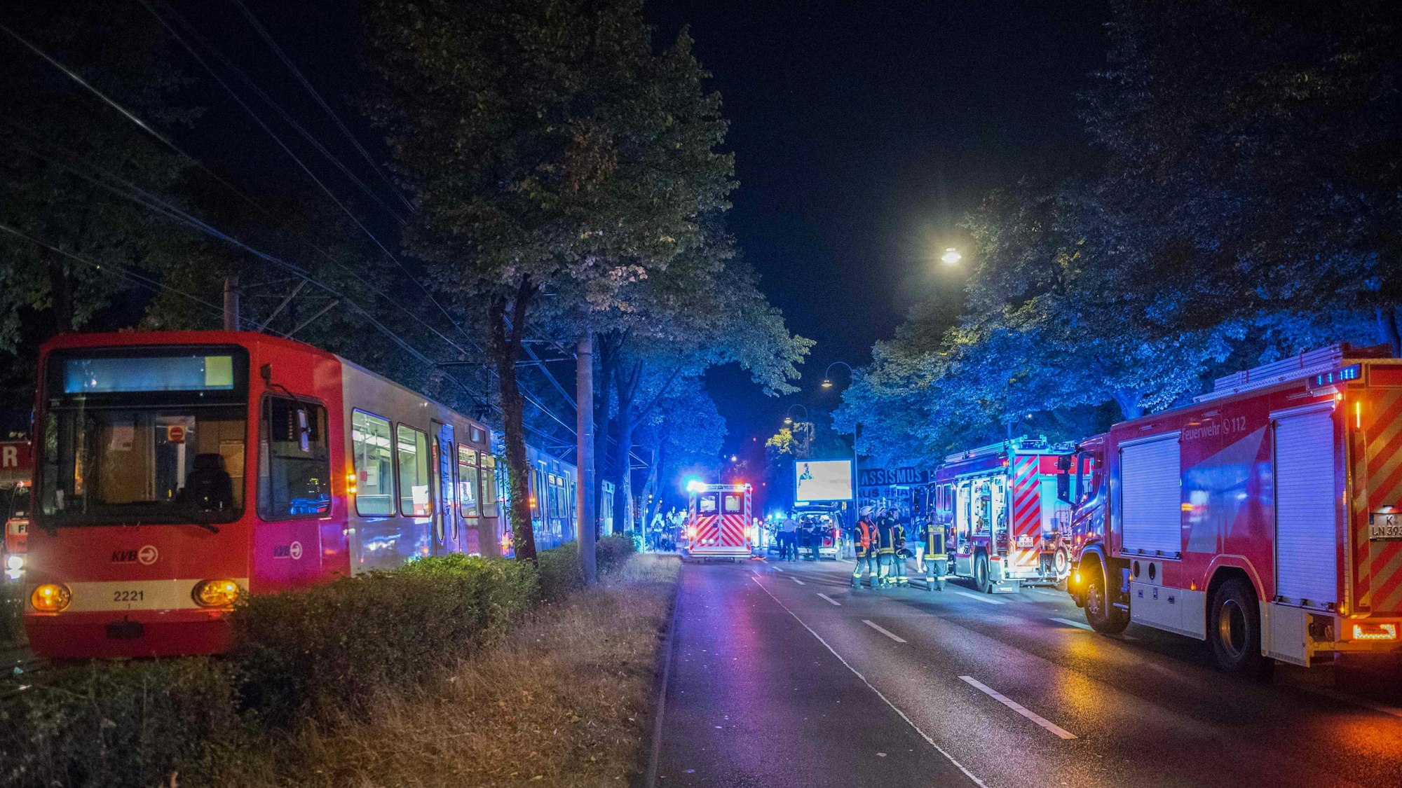 Feuerwehr und Einsatzkräfte stehen neben einer Straßenbahn..