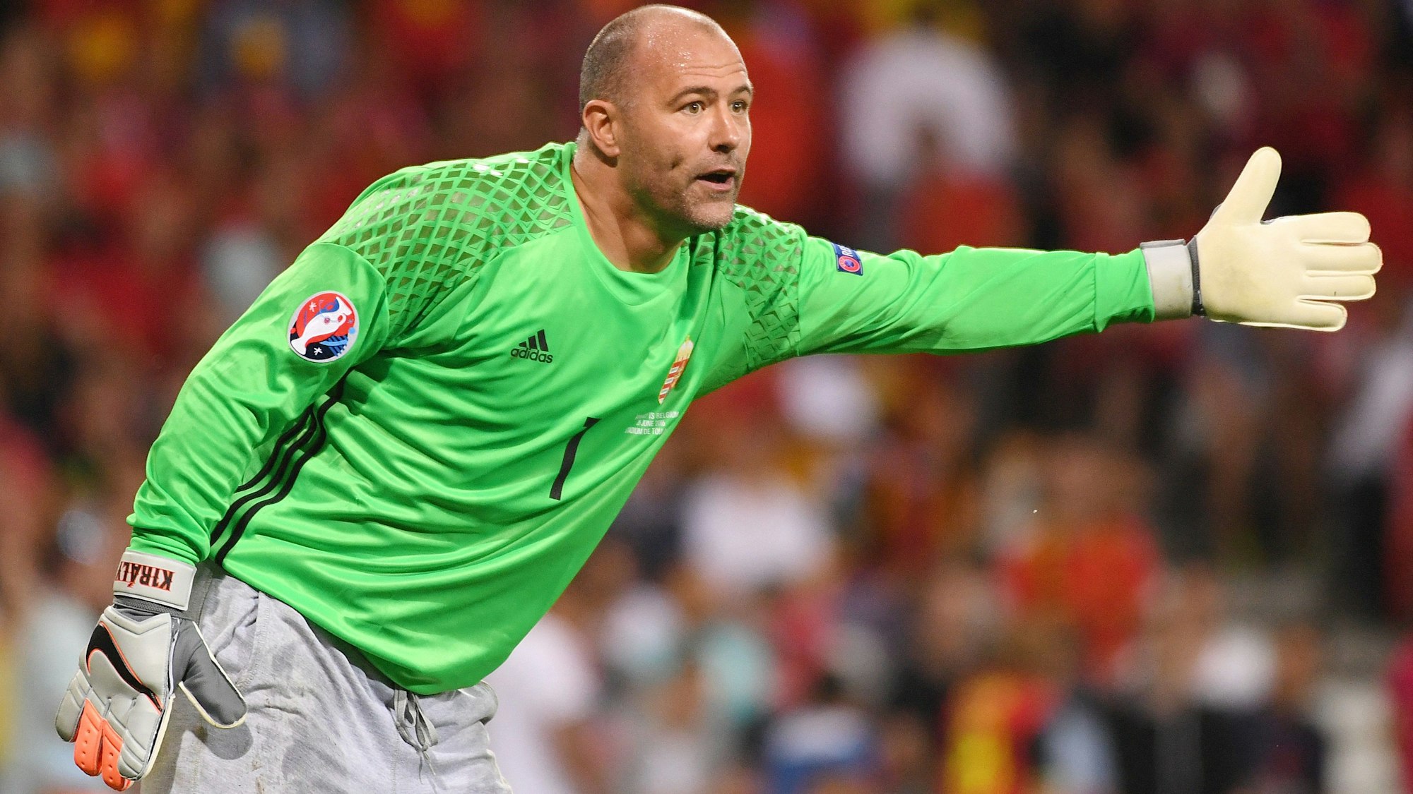Gábor Király gestikuliert bei einem EM-Einsatz für Ungarn gegen Belgien
