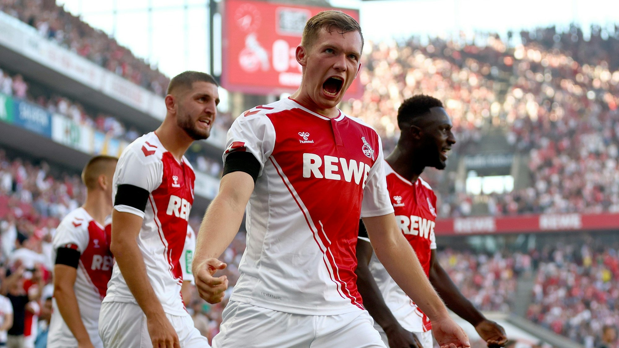 Luca Kilian jubelt im Trikot des 1. FC Köln