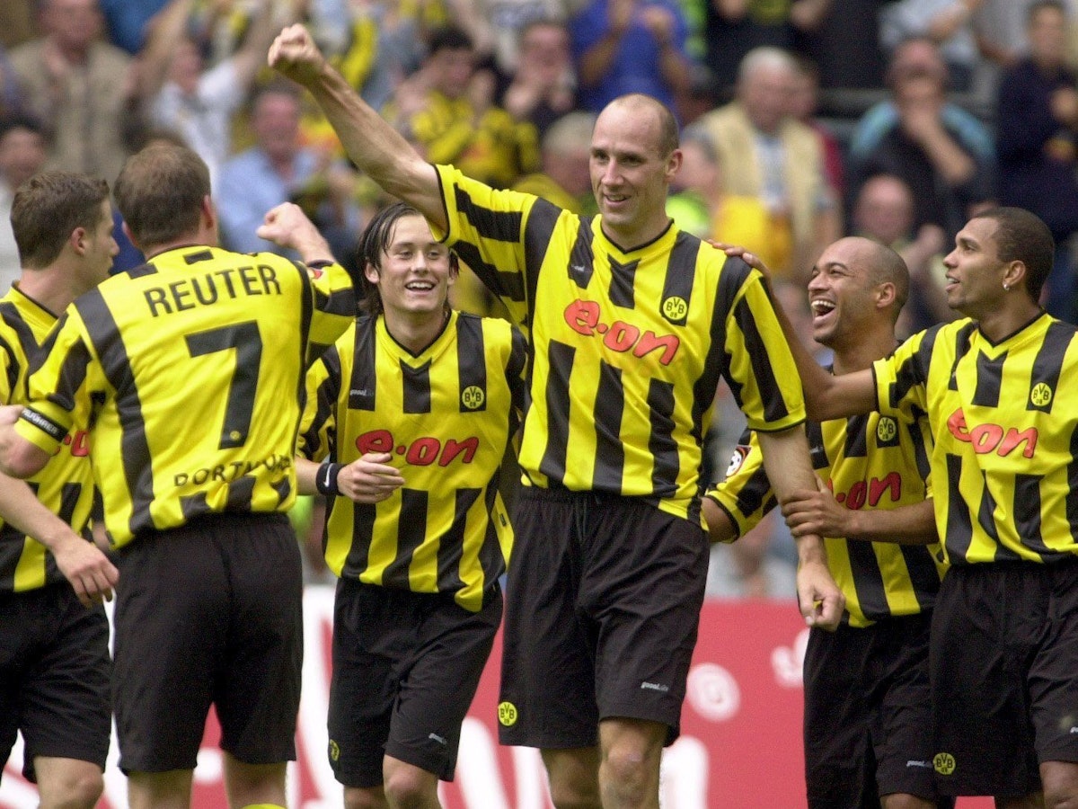 Die Dortmunter Lars Ricken (l. nach r.), Stefan Reuter, Tomas Rosicky, Leonardo Dede und Marcio Amoroso freuen sich über das 3:0 von Jan Koller gegen den VfL Wolfsburg.