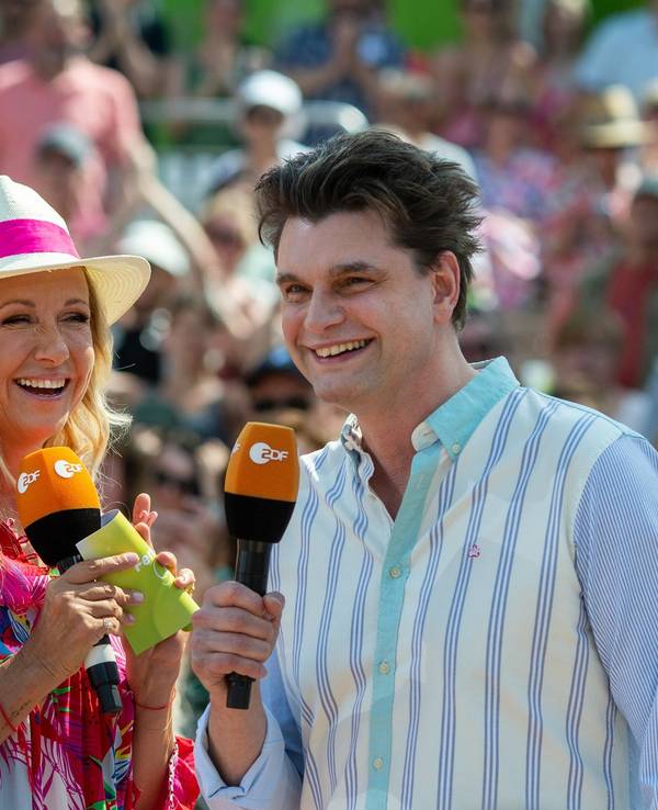 Andrea Kiewel, hier zusammen mit Co-Moderator Lutz van der Horst, grüßte am 14. August zum „Fernsehgarten“.
