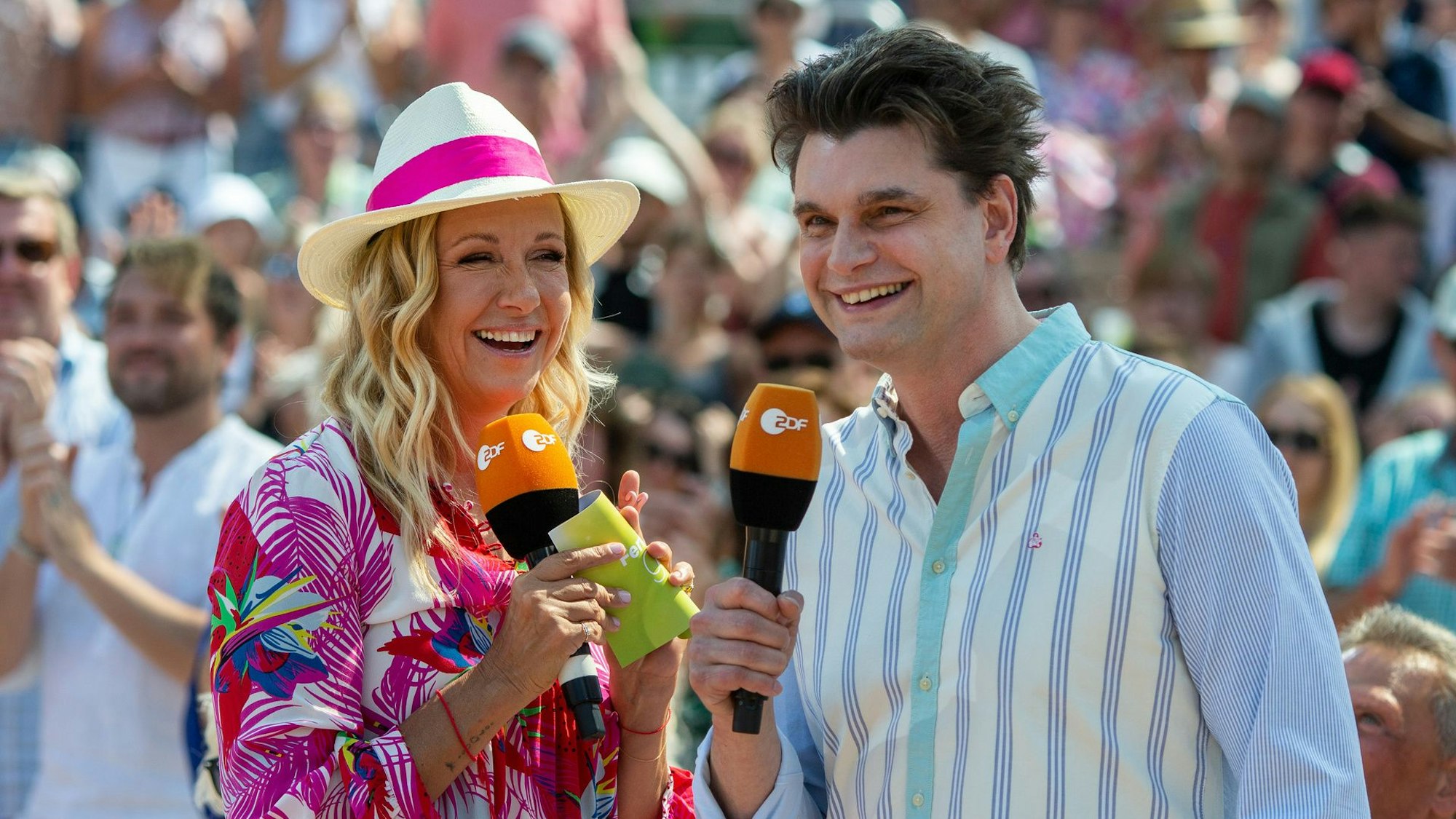 Andrea Kiewel, hier zusammen mit Co-Moderator Lutz van der Horst, grüßte am 14. August zum „Fernsehgarten“.