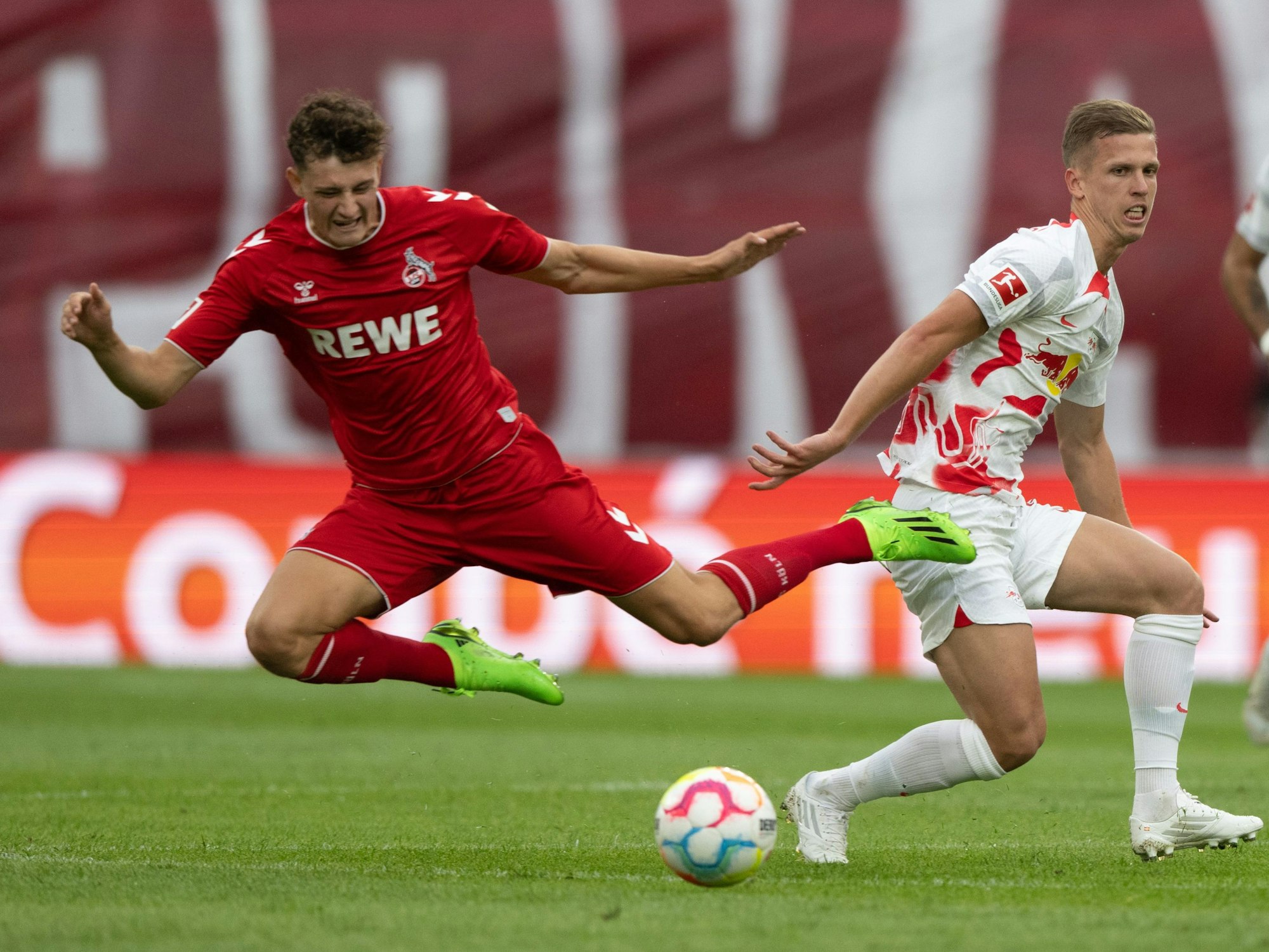 Eric Martel im Zweikampf mit Dani Olmo
