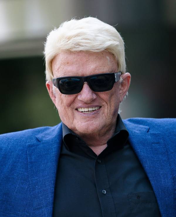 Volksmusiker Heino, hier bei einem Pressetermin vor dem Hotel Ramada am 16.08.2021 mit Infos zu seiner Tournee, schwärmt von seiner Frau Hannelore.