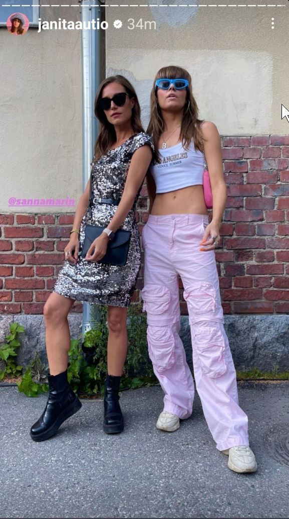 Die Ministerpräsidentin von Finnland, Sanna Marin (links), beim Flow Festival in Helsinki, zusammen mit der finnischen Fotografin Janita Autio am 12. August. Beide haben das Foto in ihren Insta-Storys geteilt.