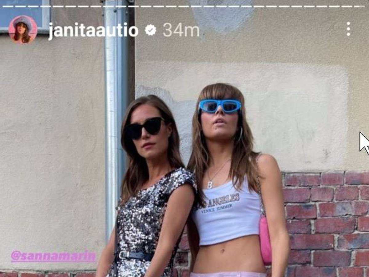 Die Ministerpräsidentin von Finnland, Sanna Marin (links), beim Flow Festival in Helsinki, zusammen mit der finnischen Fotografin Janita Autio am 12. August. Beide haben das Foto in ihren Insta-Storys geteilt.
