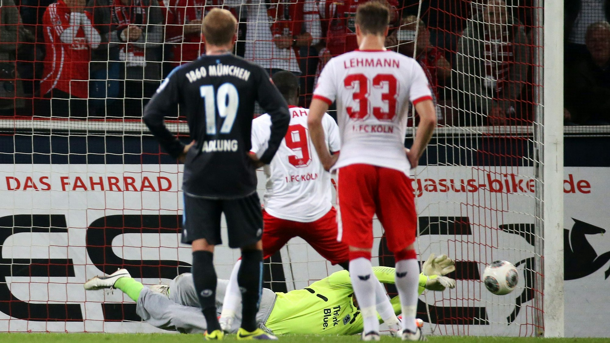 Münchens Torwart Gábor Király (hinten unten) hält den Elfmeter von Kölns Anthony Ujah.