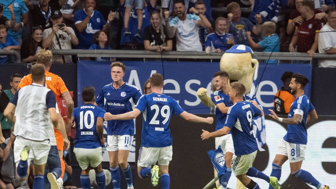 Schalkes Spieler jubeln über das 2:2 durch Marius Bülter.