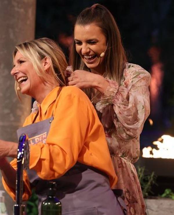 Ein Bild, das Bände spricht: Bei „Grill den Henssler“ hatten diesmal nicht nur Promi-Kandidatin Kim Fischer und Moderatorin Laura Wontorra Spaß.