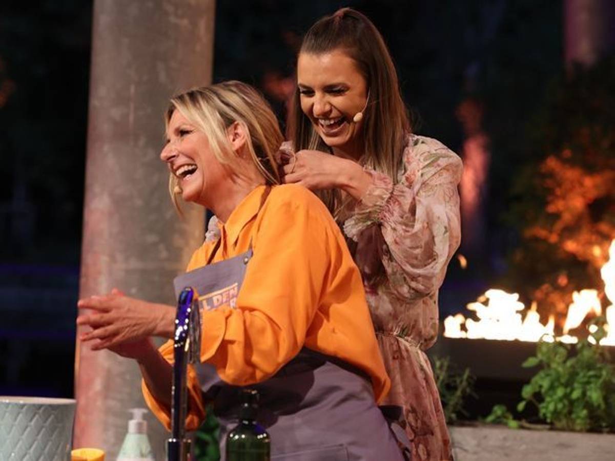 Ein Bild, das Bände spricht: Bei „Grill den Henssler“ hatten diesmal nicht nur Promi-Kandidatin Kim Fischer und Moderatorin Laura Wontorra Spaß.