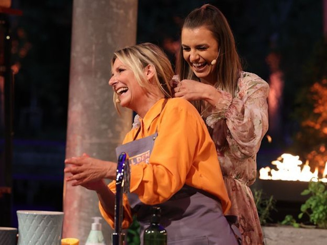 Ein Bild, das Bände spricht: Bei „Grill den Henssler“ hatten diesmal nicht nur Promi-Kandidatin Kim Fischer und Moderatorin Laura Wontorra Spaß.
