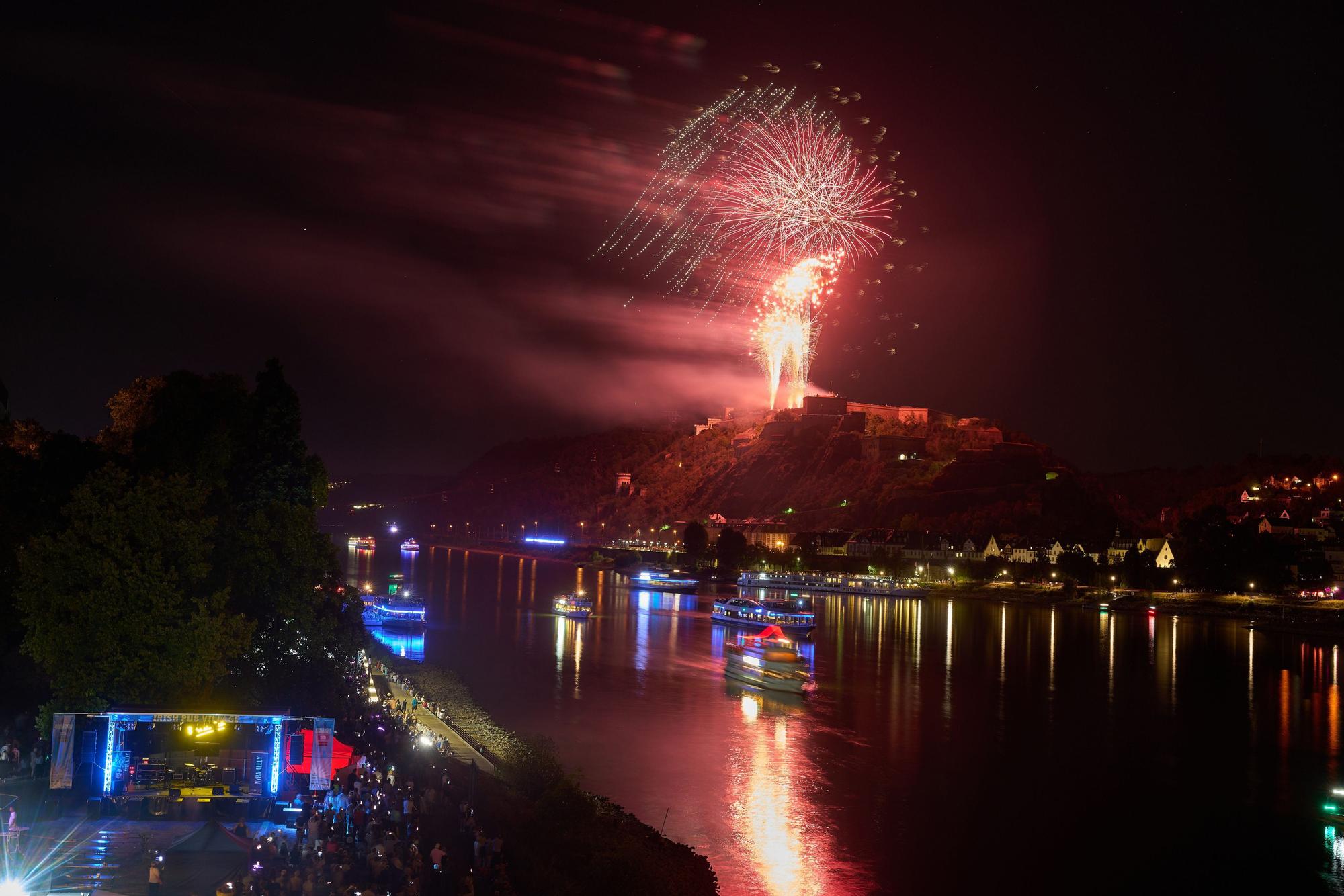 Nur wenige Schiffe liegen beim Großfeuerwerk ·Rhein in Flammen· am Fuß der Festung Ehrenbreitstein. Aufgrund des Niedrigwassers wurde der offizielle Schiffskonvoi abgesagt.