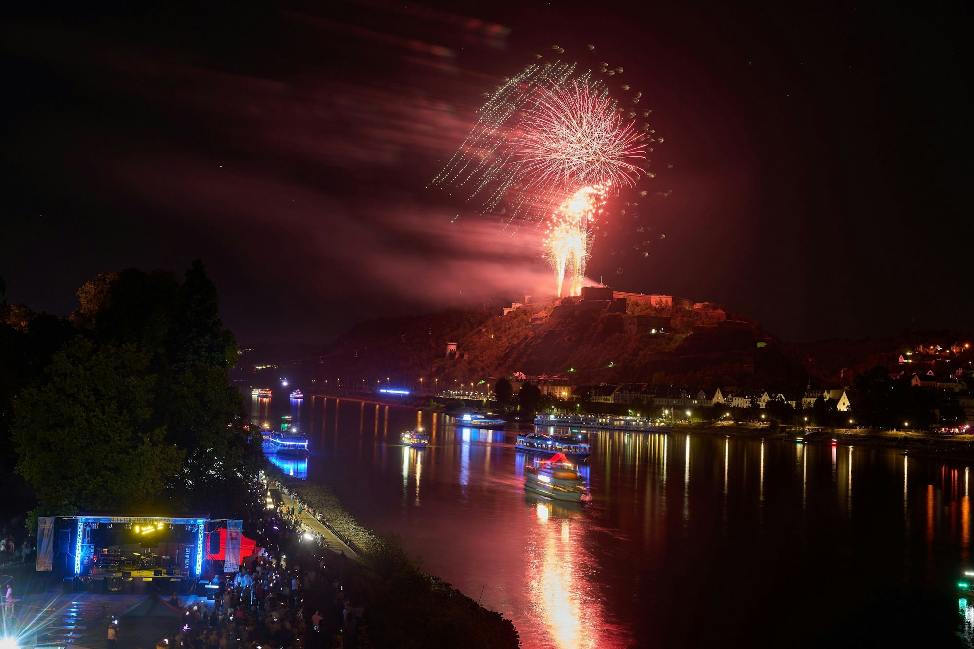 Nur wenige Schiffe liegen beim Großfeuerwerk ·Rhein in Flammen· am Fuß der Festung Ehrenbreitstein. Aufgrund des Niedrigwassers wurde der offizielle Schiffskonvoi abgesagt.