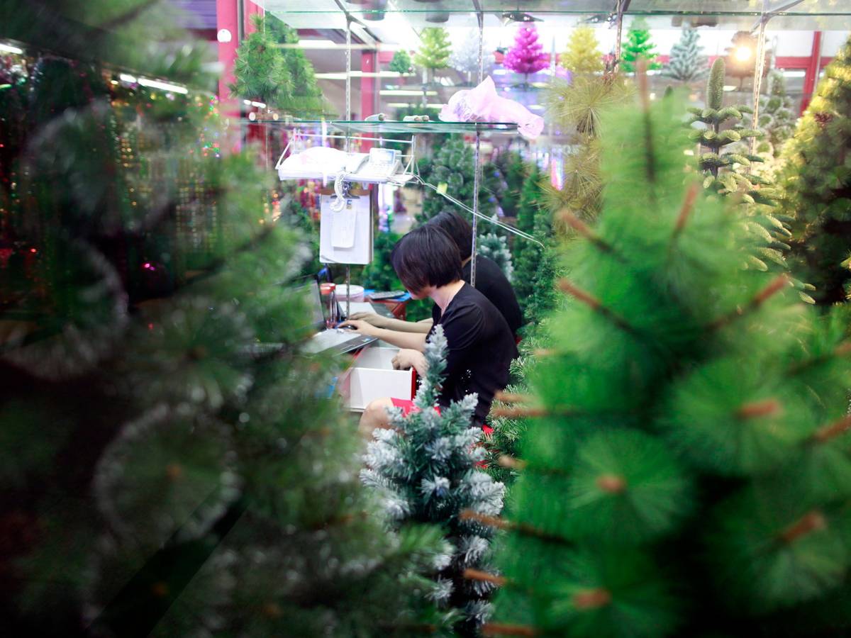 Rund zwei Drittel der Weihnachts-Deko weltweit wird im chinesischen Yiwu produziert, unser Archivbild (2011) zeigt den riesigen Komplex Yiwu International Trade City, in der mit verschiedensten Waren gehandelt wird, wie hier mit Plasik-Weihnachtsbäumen.