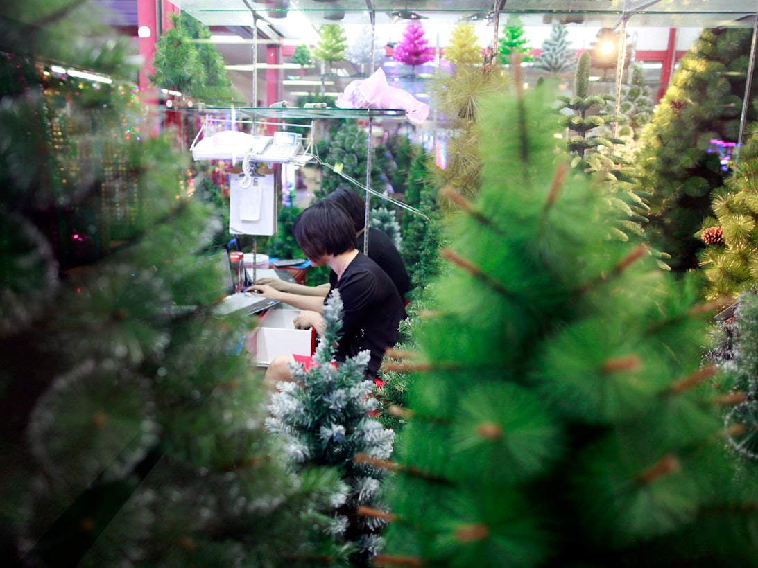 Rund zwei Drittel der Weihnachts-Deko weltweit wird im chinesischen Yiwu produziert, unser Archivbild (2011) zeigt den riesigen Komplex Yiwu International Trade City, in der mit verschiedensten Waren gehandelt wird, wie hier mit Plasik-Weihnachtsbäumen.