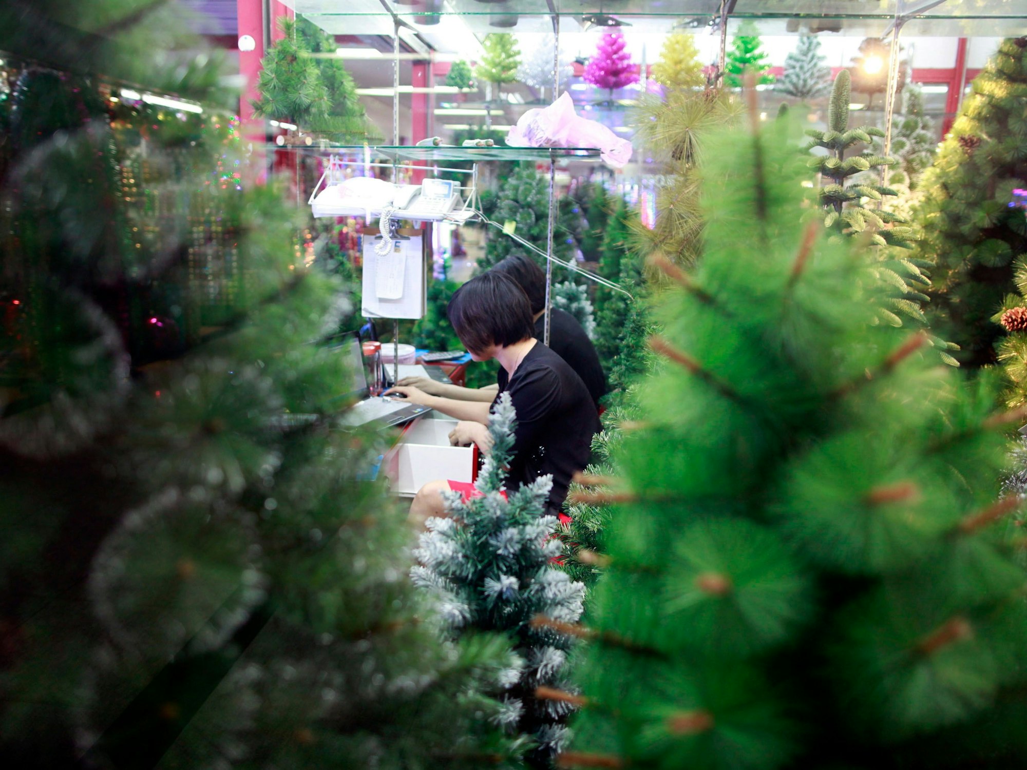 Rund zwei Drittel der Weihnachts-Deko weltweit wird im chinesischen Yiwu produziert, unser Archivbild (2011) zeigt den riesigen Komplex Yiwu International Trade City, in der mit verschiedensten Waren gehandelt wird, wie hier mit Plasik-Weihnachtsbäumen.