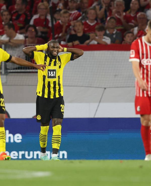 Anthony Modeste von Borussia Dortmund ärgert sich und schlägt die Hände über dem Kopf zusammen.