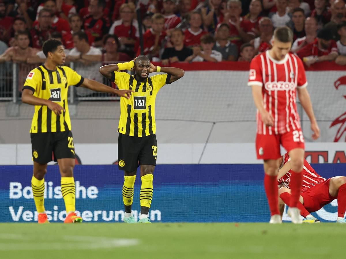 Anthony Modeste von Borussia Dortmund ärgert sich und schlägt die Hände über dem Kopf zusammen.