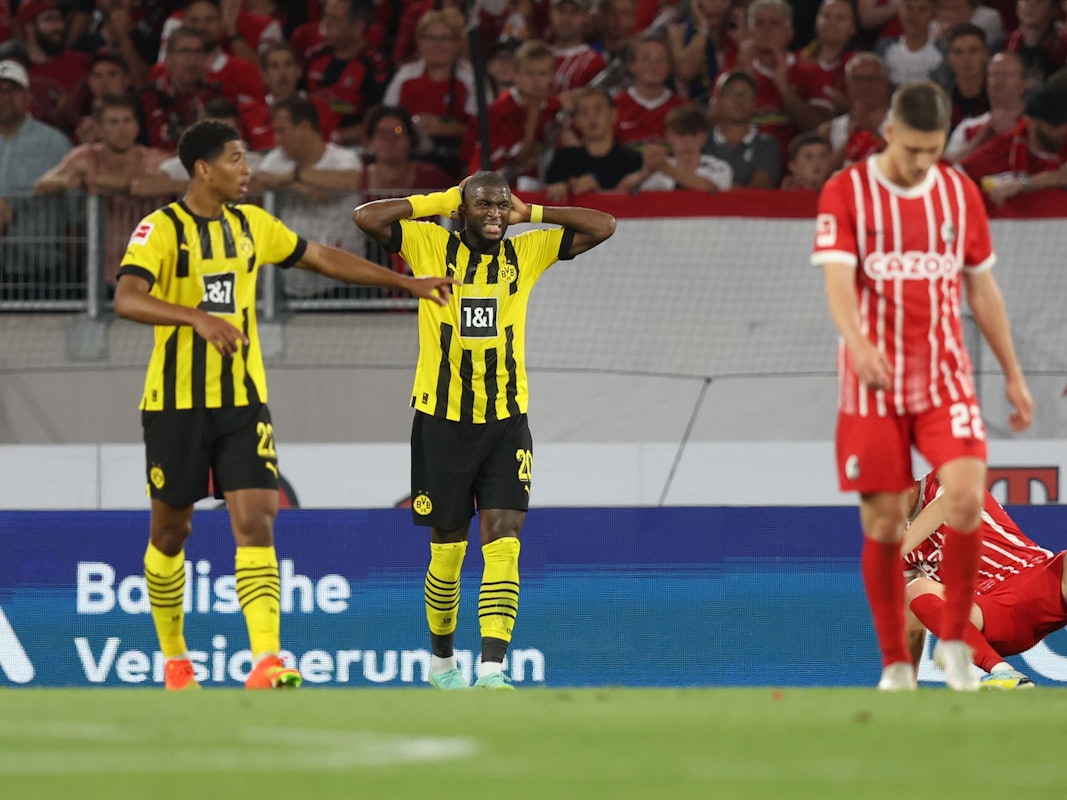 Anthony Modeste von Borussia Dortmund ärgert sich und schlägt die Hände über dem Kopf zusammen.