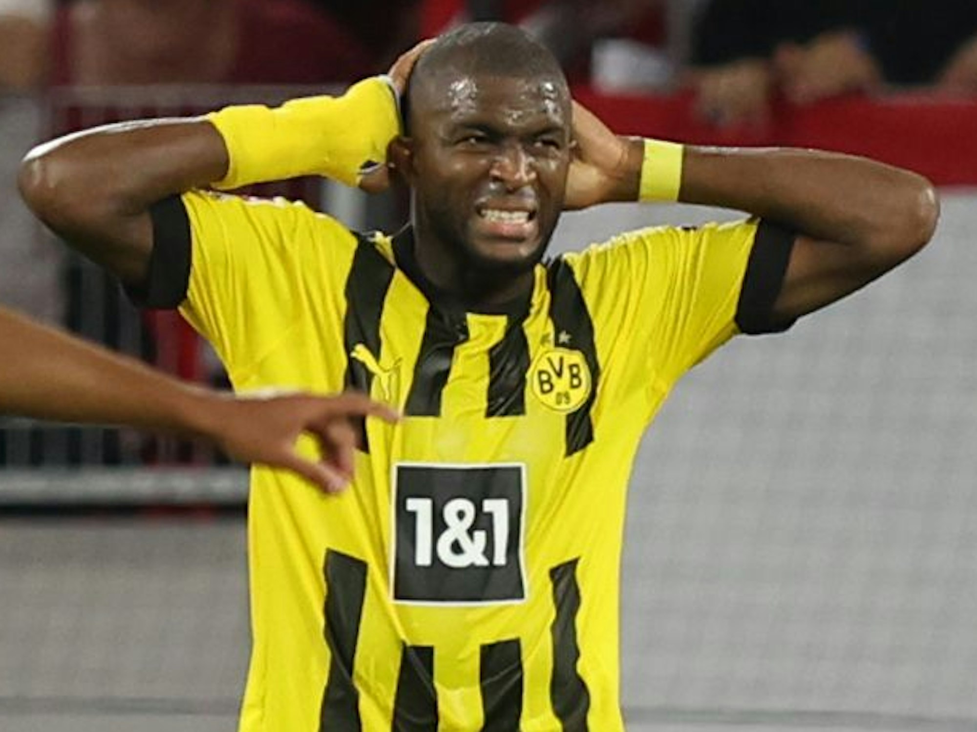 Anthony Modeste von Borussia Dortmund ärgert sich und schlägt die Hände über dem Kopf zusammen.