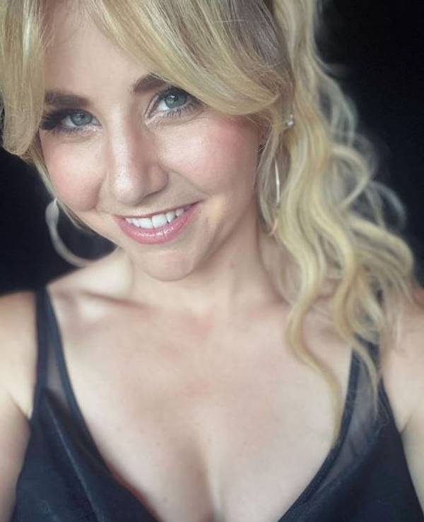 Beatrice Egli lächelt auf einem Instagram-Selfie
